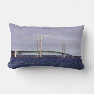 almohada lumbar dudosa del puente Mackinac