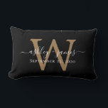 Almohada Lumbar Negra con Fecha de Boda en Monogra<br><div class="desc">Elegante almohada de recuerdo de boda que presenta sus nombres en caligrafía manuscrita blanca chic y su monograma dorado elegante en un fondo negro. Simplemente agregue sus nombres, monograma y fecha de boda. Gran regalo para una pareja recién casada. Diseñado exclusivamente para usted por Happy Dolphin Studio. Si necesita ayuda...</div>