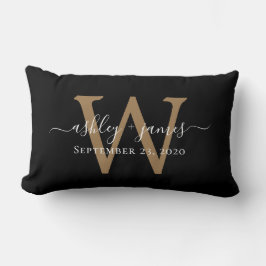 Almohada lumbar negra con fecha de boda y monogram