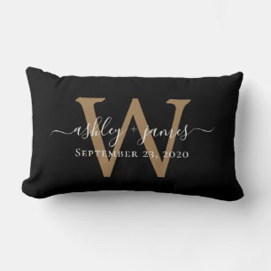 Almohada lumbar negra con fecha de boda y monogram