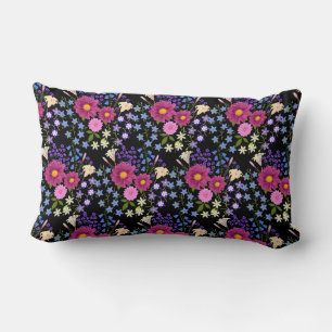 Almohada lumbar negra con ramo de flores