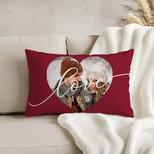 Almohada lumbar roja con foto y corazón de escritu