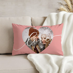 Almohada lumbar rosa con foto y corazón de escritu