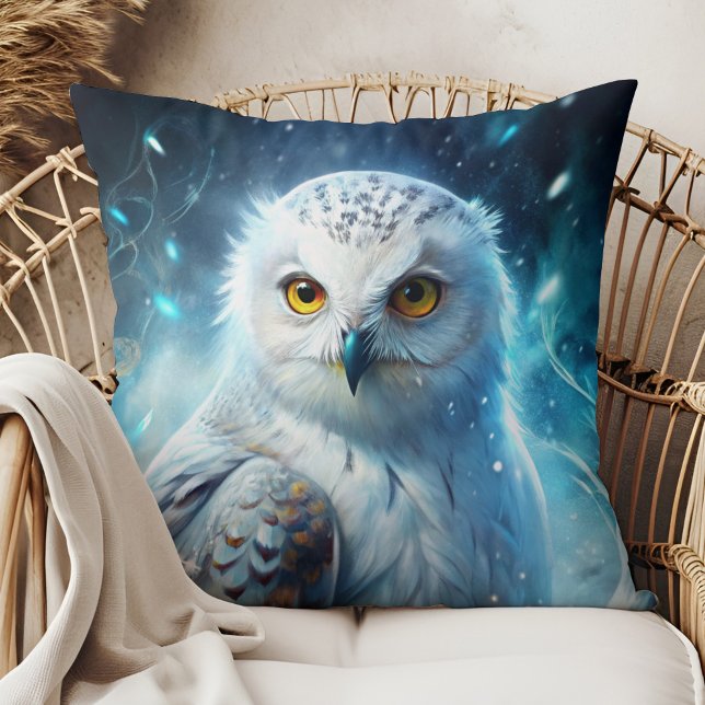 Almohada mágica de invierno de búho nevado azul mí (Winter Magic Snowy Owl Mystic Blue Throw Pillow in a boho rattan armchair.)