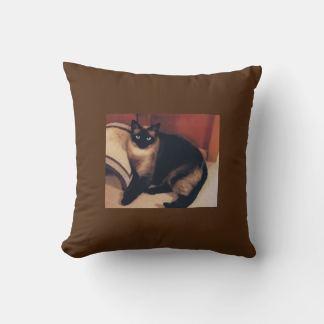 almohada marrón con diseño de gato siamés. (Anverso)