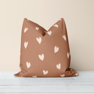 Almohada marrón con toque amoroso