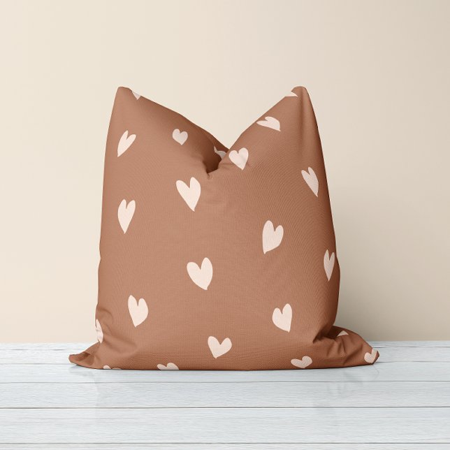 Almohada marrón con toque amoroso (Subido por el creador)