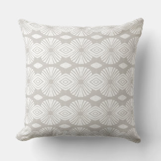 Almohada moderna costera neutral y blanca