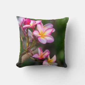 Almohada moderna de acento botánico