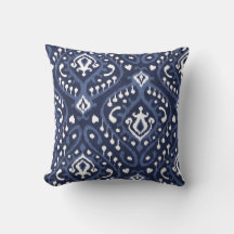 Almohada moderna de ikat azul y blanco decorativa