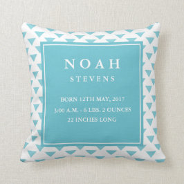 Almohada moderna de la invitación del nacimiento