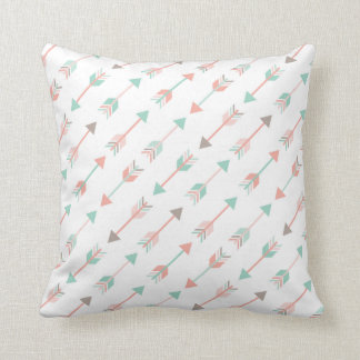 Almohada moderna de las flechas en menta y coral