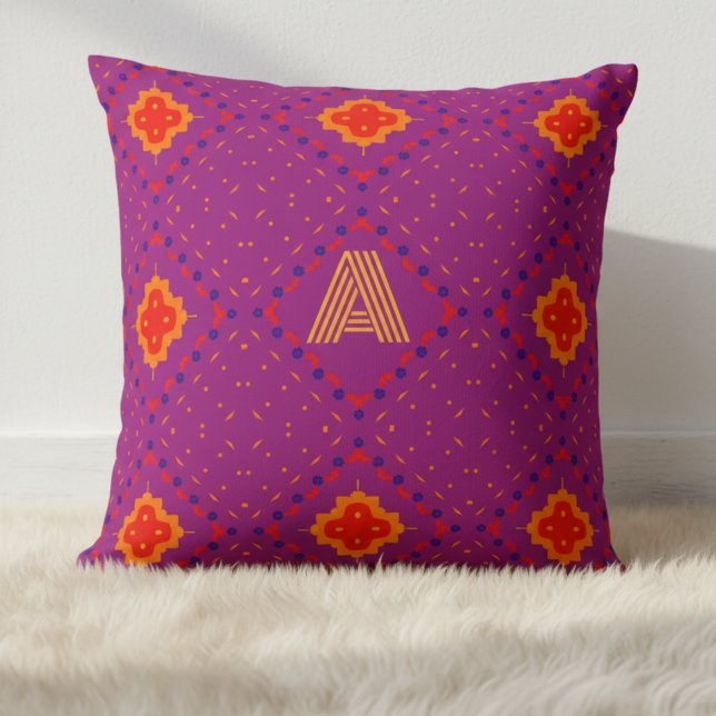 Almohada morada con monograma tribal (Customize this purple modern tribal throw pillow with the initial of your choice.)