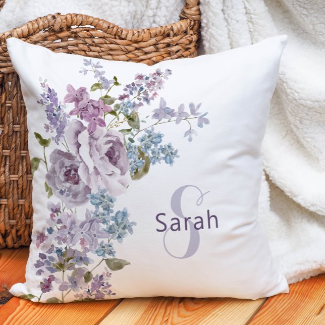 Almohada Morada Floral para Lanzar (Watercolor Purple Lilac Monogrammed Floral Throw Pillow)