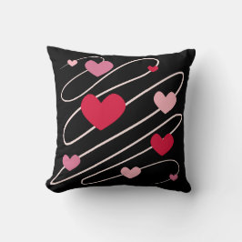 almohada negra con corazones