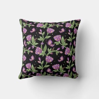 almohada negra con flores moradas