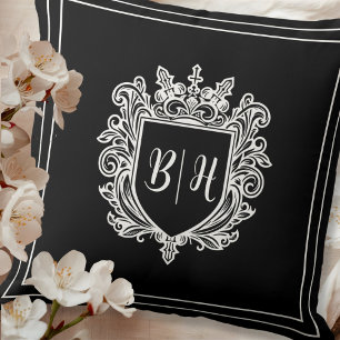 Almohada negra con iniciales de cresta de pareja