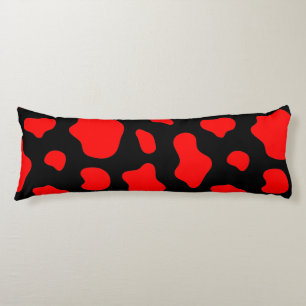 Almohada negra con manchas rojas.