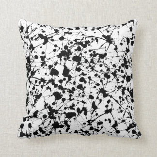 Almohada negra de la salpicadura de la pintura