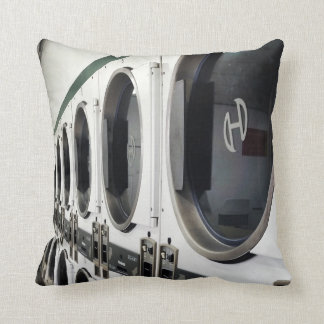 Almohada negra y blanca de la estera I del