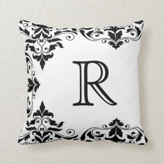 Almohada negra y blanca del damasco del monograma
