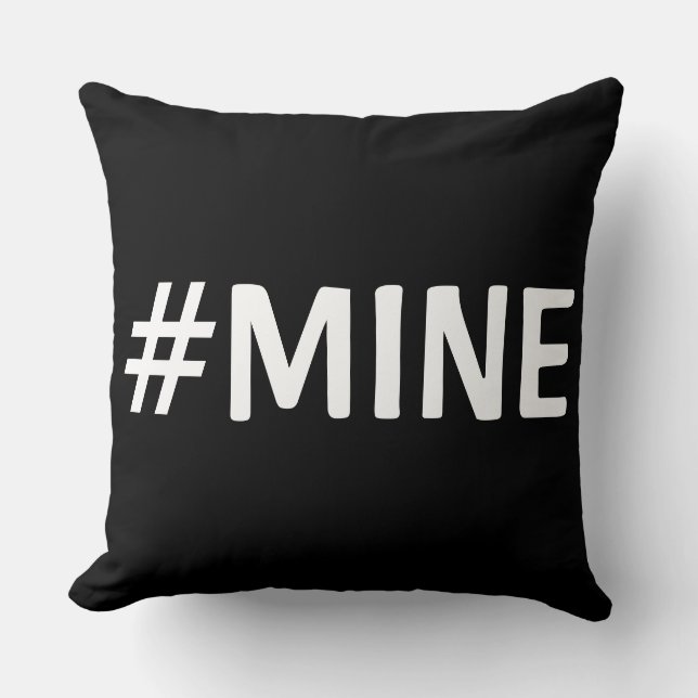 ALMOHADA NEGRA Y BLANCA DEL #MINE (Anverso)