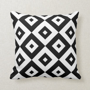 Almohada negra y blanca del modelo el de los