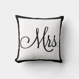 almohada negra y blanca "Mrs", personalizada en la