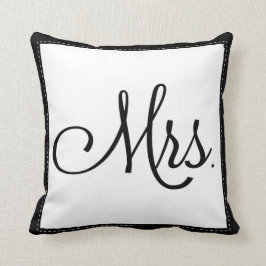 almohada negra y blanca "Mrs", personalizada en la
