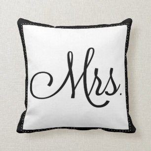 almohada negra y blanca "Mrs", personalizada en la