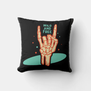 almohada negra y salvaje con diseño retro.