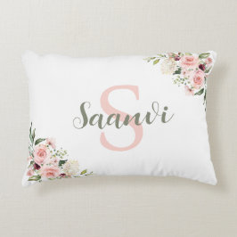 almohada personalizada con inicial, nombre y rosas