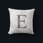 Almohada personalizada con monograma y nombre<br><div class="desc">Regalo personalizado con monograma y nombre
con monograma y nombre personalizados en estilo de letra serif clásico.

Perfecto como decoración para el hogar,  regalos de inauguración,  regalos de vacaciones para familiares,  recién casados y más.</div>