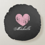 almohada personalizada de corazón redondeada con a<br><div class="desc">almohada personalizada de corazón redondeada de color rosa. Idea de regalo para novios,  recién casados,  pareja de esposos,  etc. Diseño vintage en colores granos y rosados. Elegante diseño de texto de guión. Cuidada colchón de decoración casera para el sofá o la cama.</div>