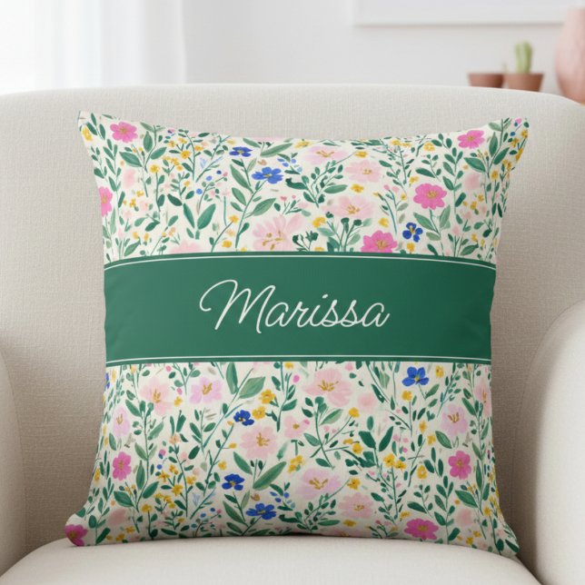 Almohada personalizada de flores coloridas (fun colorful floral garden throw pillow with monogram name in elegant calligraphy script)