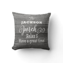 Almohada personalizada de porche rústico con monog