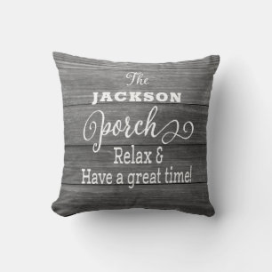 Almohada personalizada de porche rústico con monog