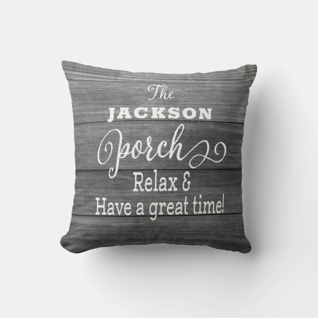 Almohada personalizada de porche rústico con monog (Anverso)