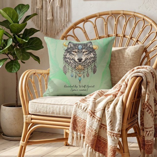 Almohada personalizada del espíritu del lobo verde (Personalized wolf spirit sage green boho throw pillow, mystical tribal wolf home décor cushion)