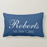 Almohada personalizada del lanzamiento de los<br><div class="desc">Una almohada de tiro bonita de los azules marinos personalizada con el apellido y la fecha de su opción. Cambie el color de fondo o déjelo azul marino. Un bonito y un lanzamiento de encargo moderno soportan para añadir un tacto personal a cualquier sitio.</div>