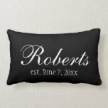 Almohada personalizada del lanzamiento del negro<br><div class="desc">Almohadas de tiro bonitas y elegantes personalizadas con el apellido y la fecha de su opción. Cambie el color de fondo o déjelo negro. Una almohada de encargo del lanzamiento para añadir un tacto personal a cualquier sitio.</div>