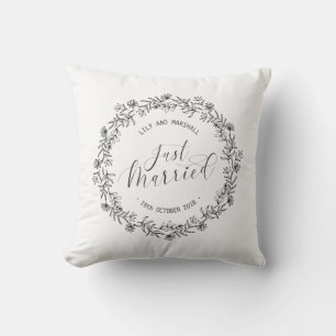 Almohada personalizada recién casada floral