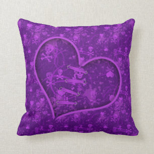 Almohada púrpura de los cráneos y de los corazon