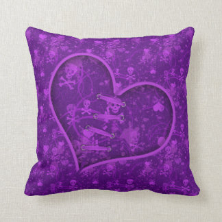 Almohada púrpura de los cráneos y de los corazones