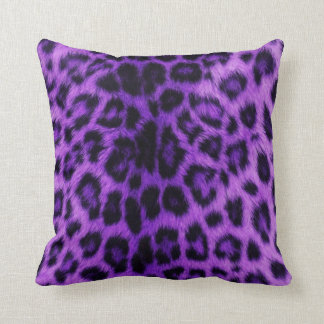 Almohada púrpura del estampado leopardo