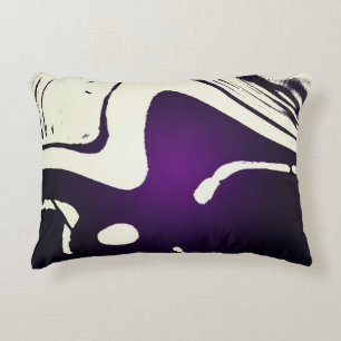 Almohada púrpura y blanca