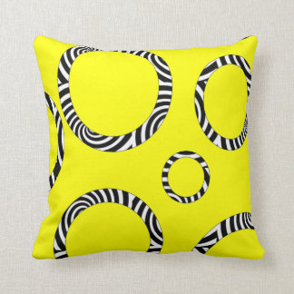 Almohada rayada amarilla, negra, blanca enorme de