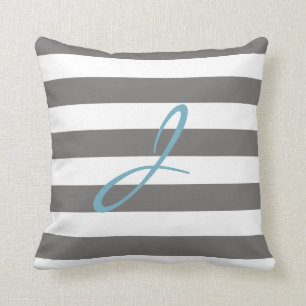 Almohada rayada gris y blanca del cuarto de niños