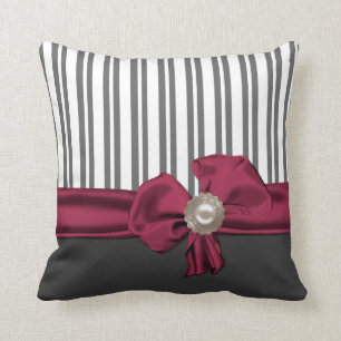 Almohada rayada gris y blanca elegante
