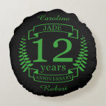 Almohada redonda<br><div class="desc">Un diseño para celebrar los 12 años de matrimonio. El diseño está decorado con un diseño de laurel de color verde (jade es la piedra blanca tradicional) sobre un fondo negro. El texto dice el aniversario de JADE 12 años. Un diseño romántico para celebrar tu duodécimo año de matrimonio. Si...</div>